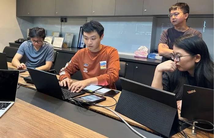 Team configuring InSight™ Servicing on laptops and tablets
